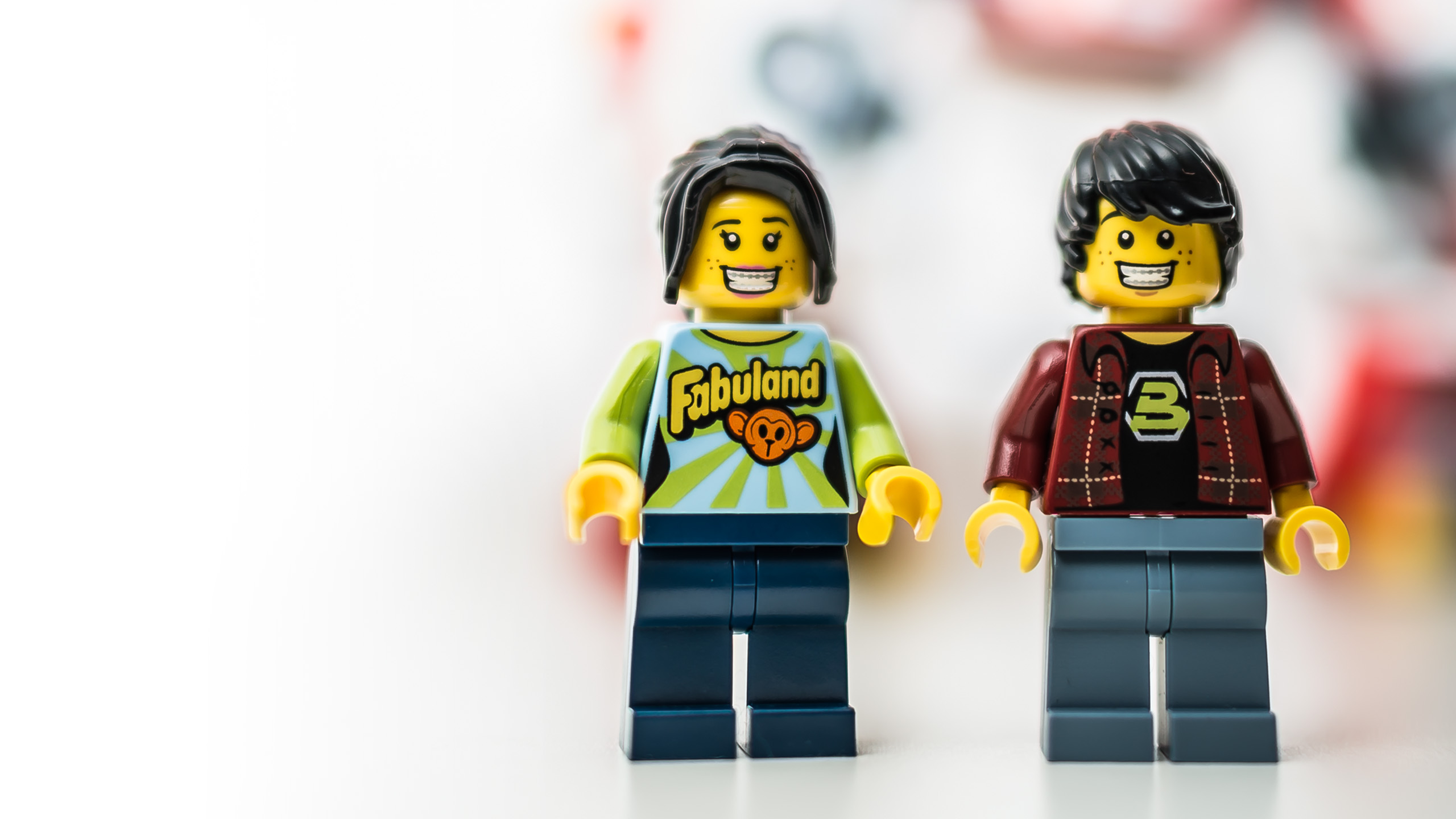 Wallpaper Lego Minifigures Fabu Mdchen und Blacktron Junge vor dem