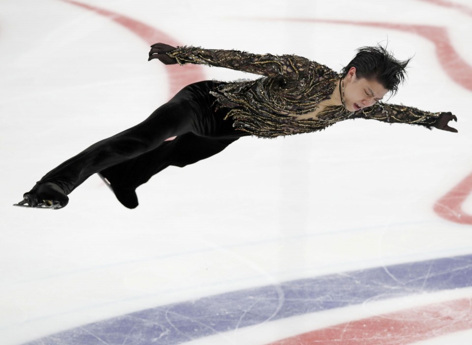 Figure Skating Hanyu Wins In Moscow Despite Reinjuring Ankle