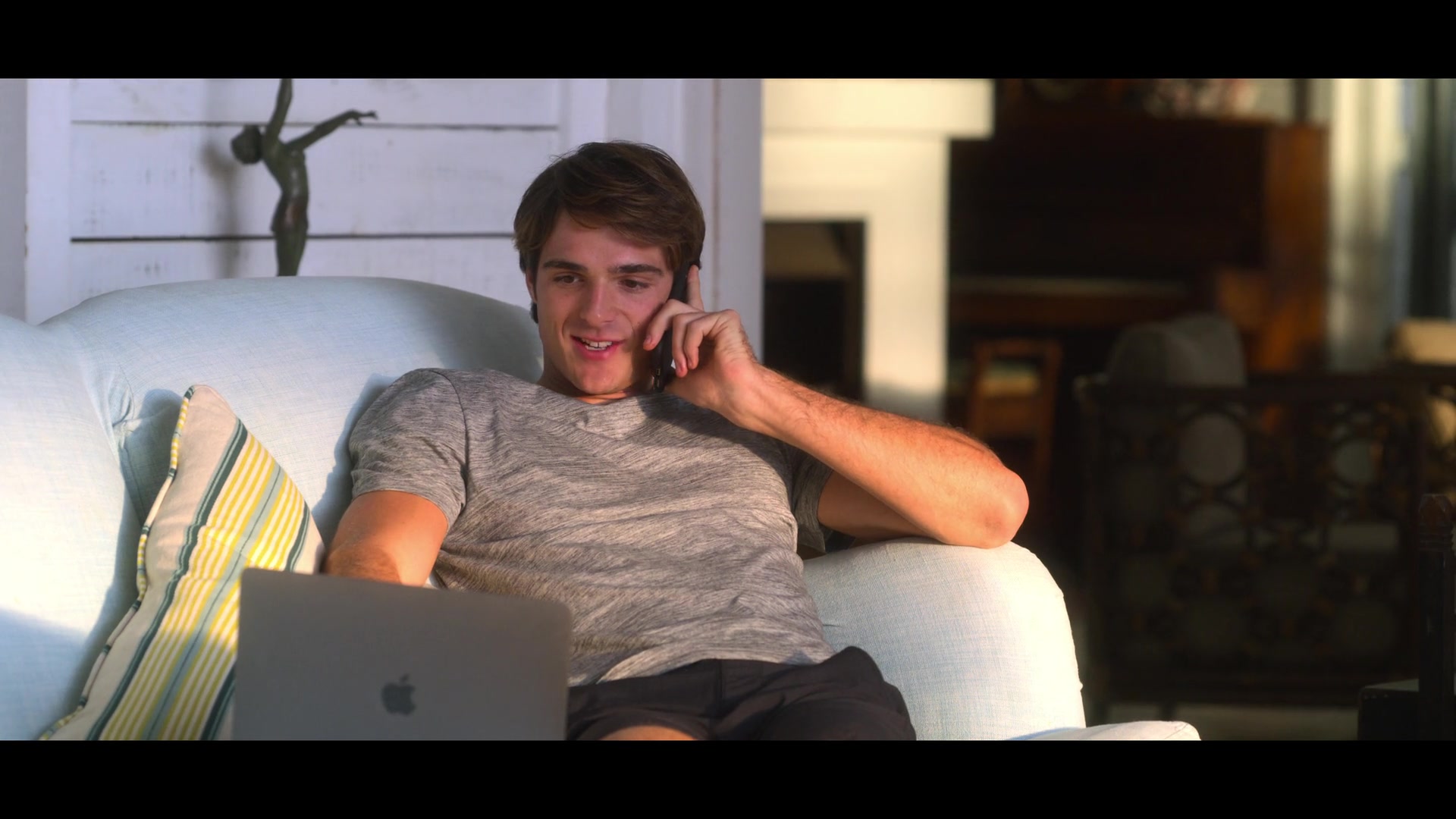 Apple Macbook Pro Laptop Of Actor Jacob Elordi As Noah Flynn In
