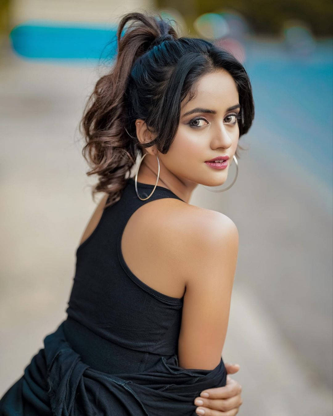 Nisha Guragain Looking Back B5oi2nsmoxrysqqb Wallpaper