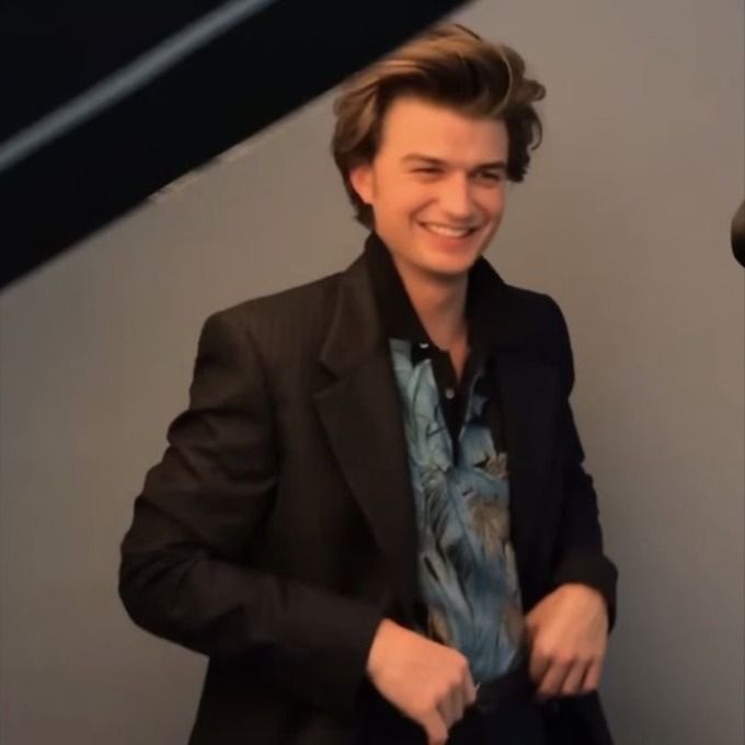 Joe Keery Icon Wallpaper
