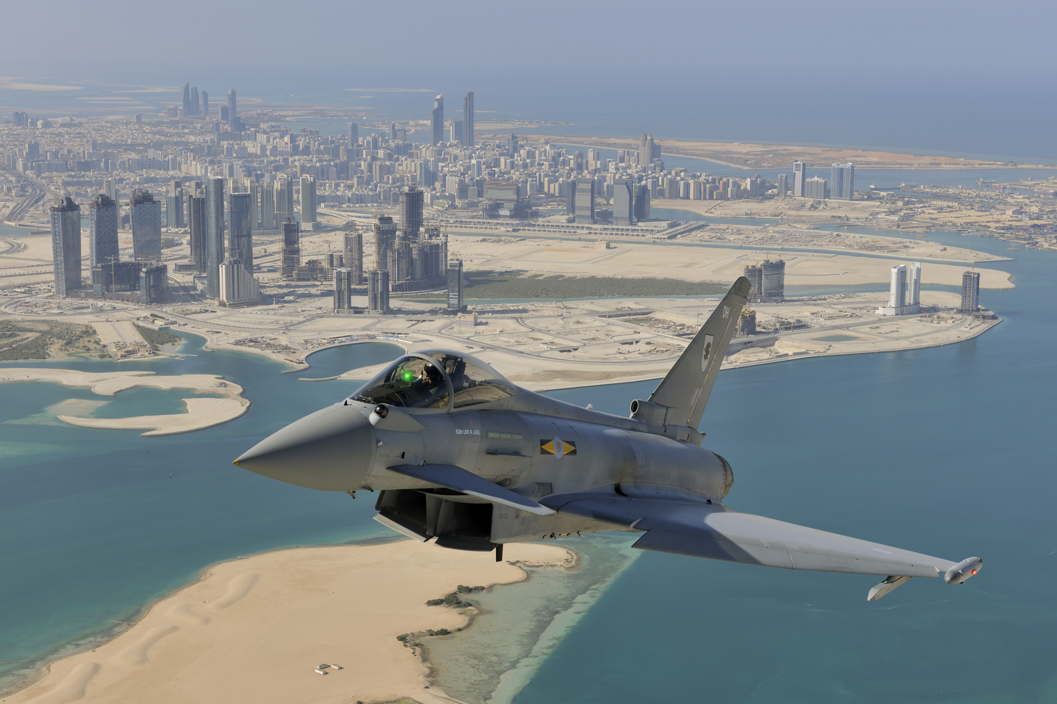 4K wallpaper body trainer fighter city flight Dubai multi