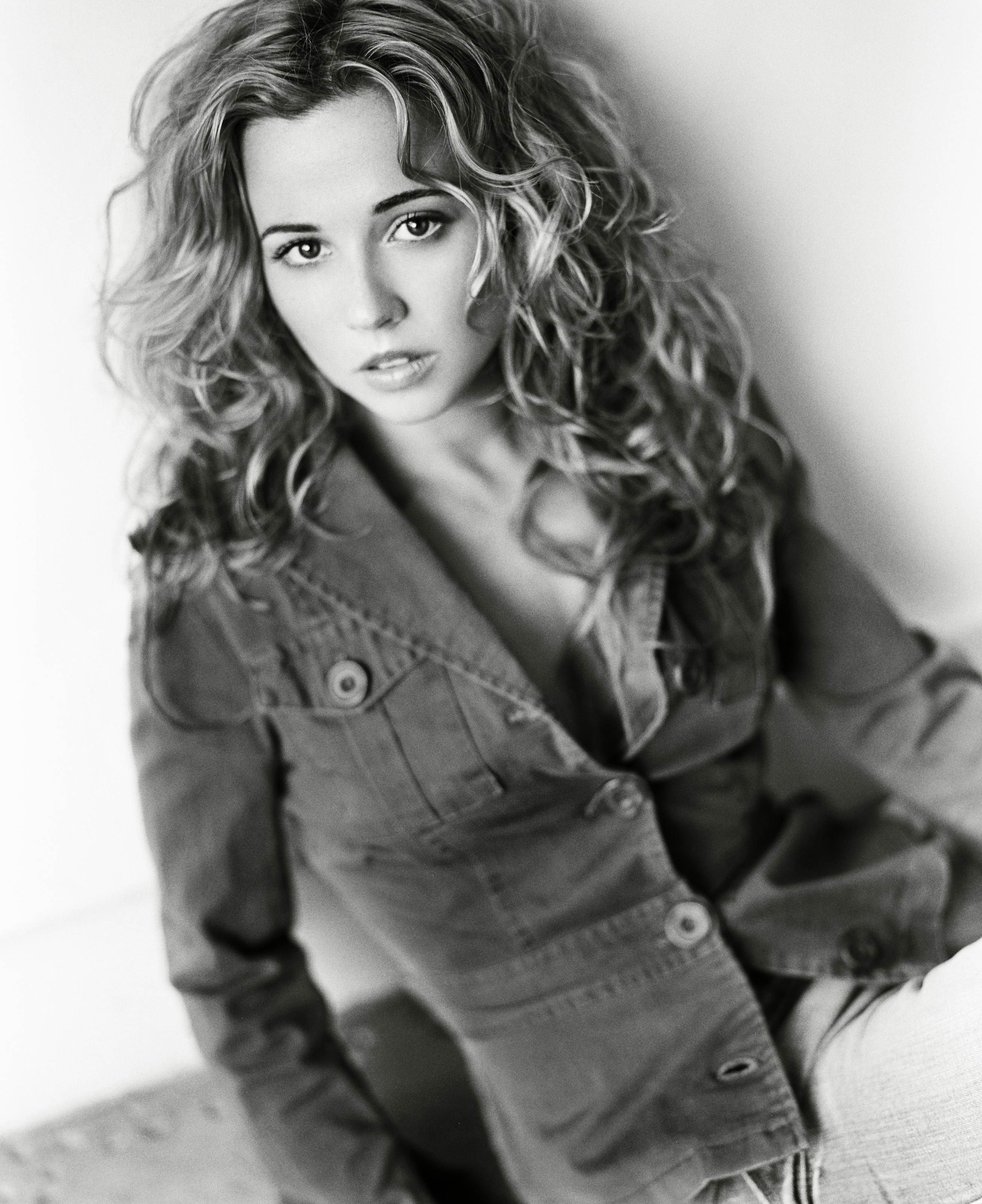 To download the Linda Cardellini Wallpaper Hot just Right Click on the