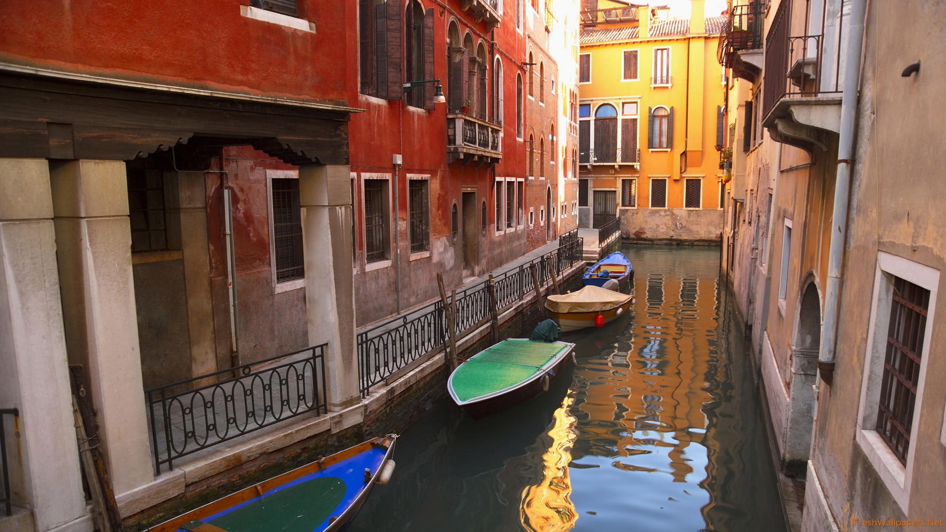Small alley in Venice wallpapers Freshwallpapers
