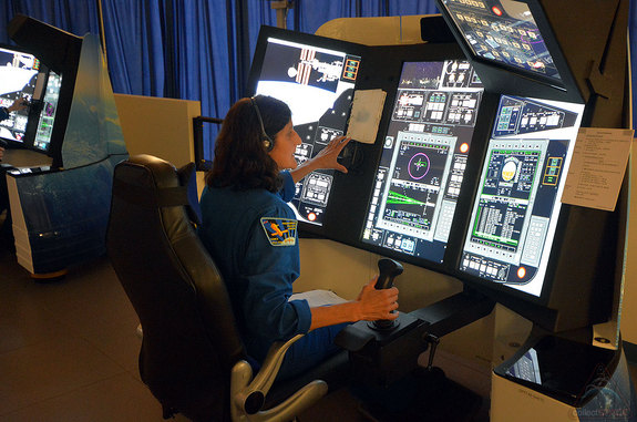 Starliner Simulators Astronauts Fly Boeing Spacecraft Trainers