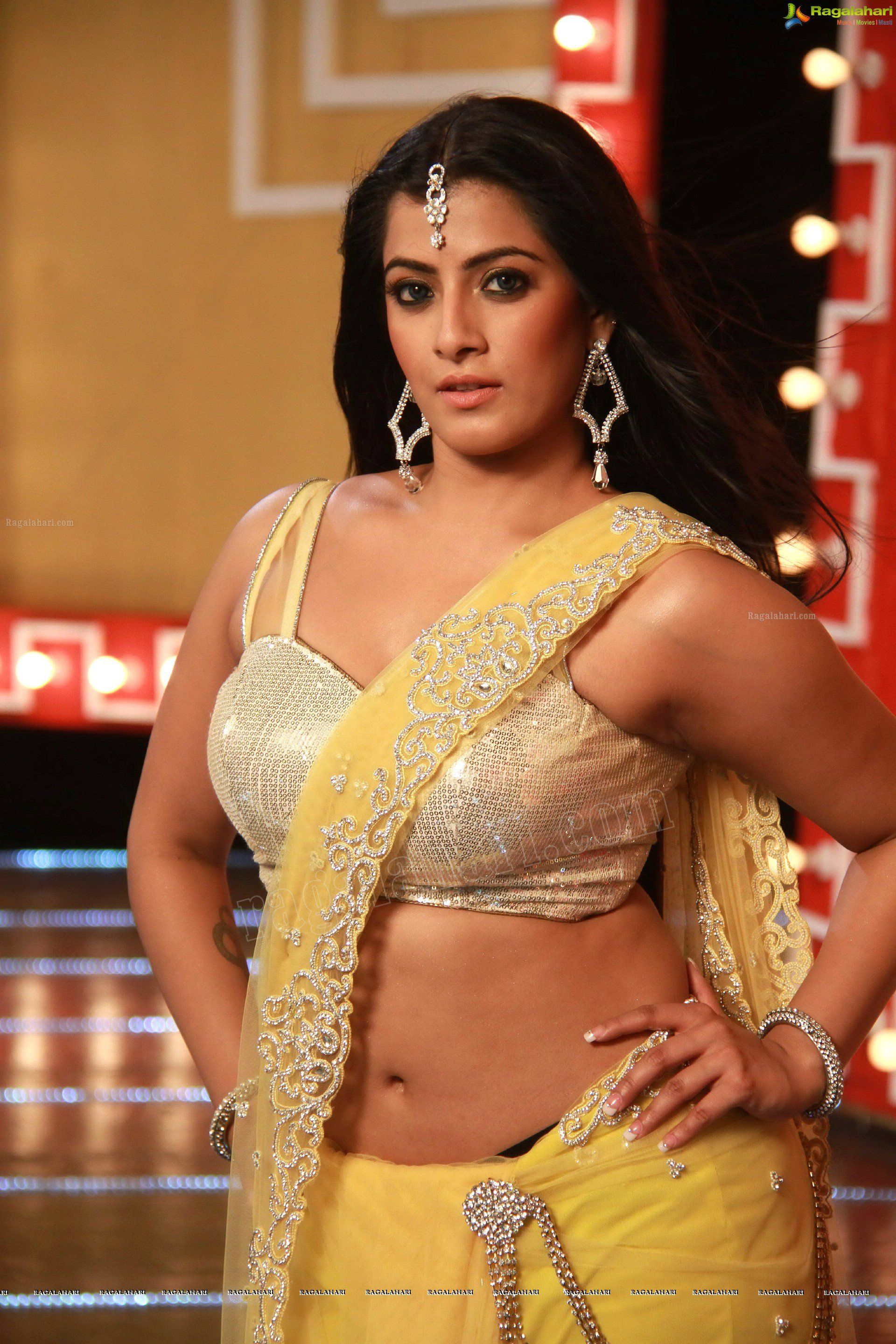 Varalakshmi Sarathkumar HD Image Tollywood Actress Sexy