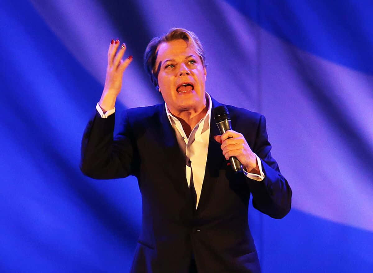 Eddie Izzard Captivating The Audience With His Comedic Wallpaper