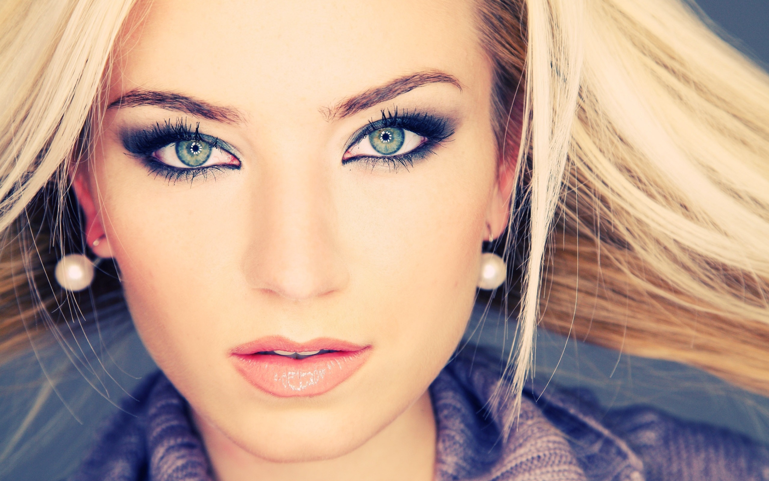 Read a Womans Eyes   HD Wallpapers Widescreen   2560x1600