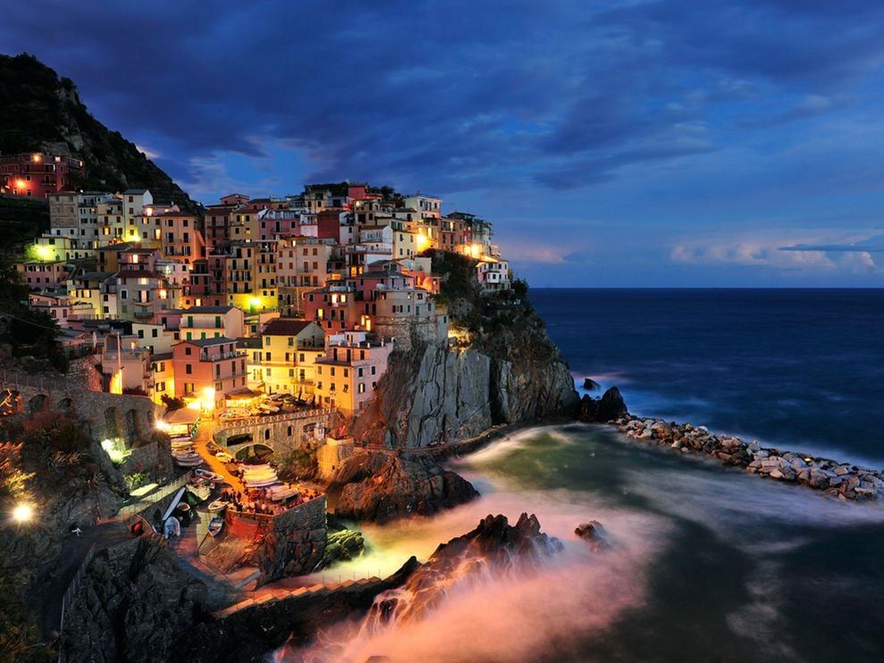 Photo Italian coastal village at twilight 989x742