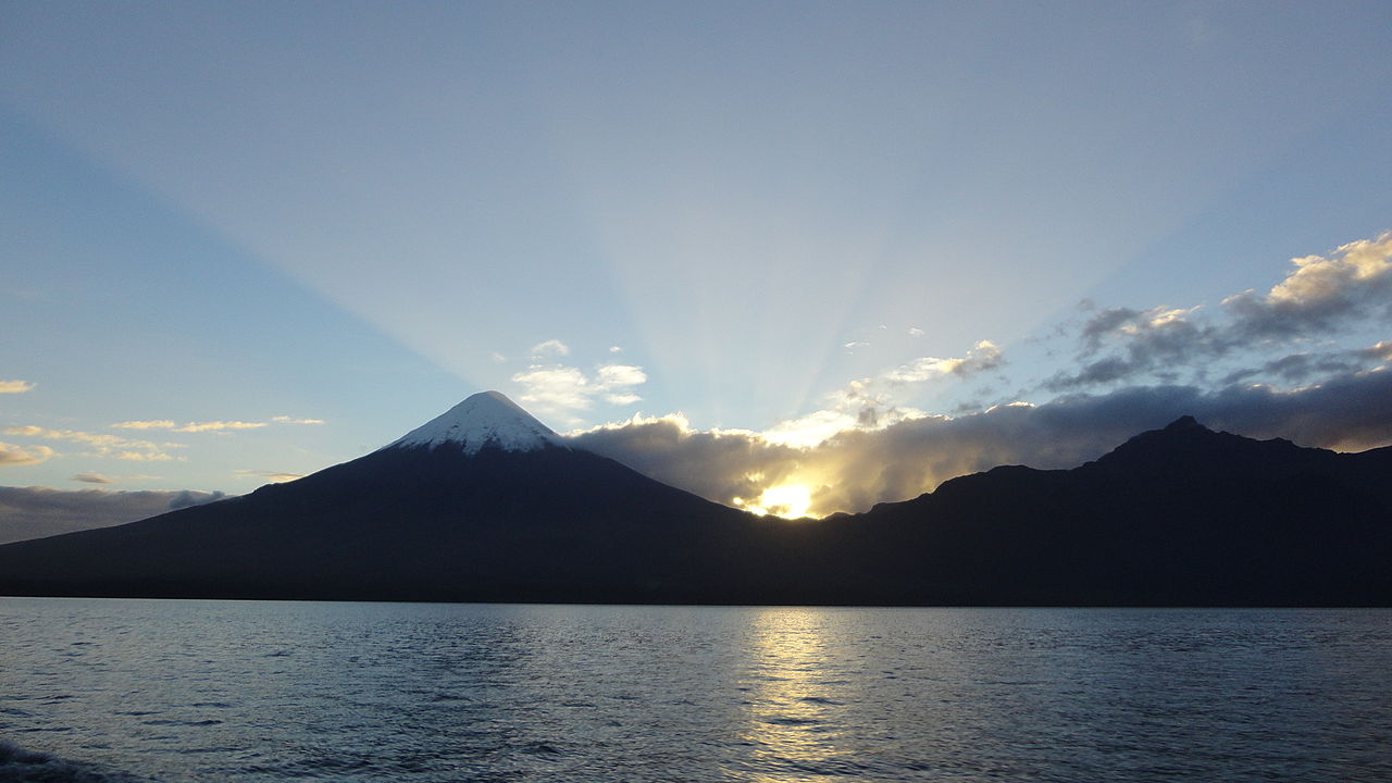 File Amanecer Sobre El Lago Llanquihue Y Volc N Osorno