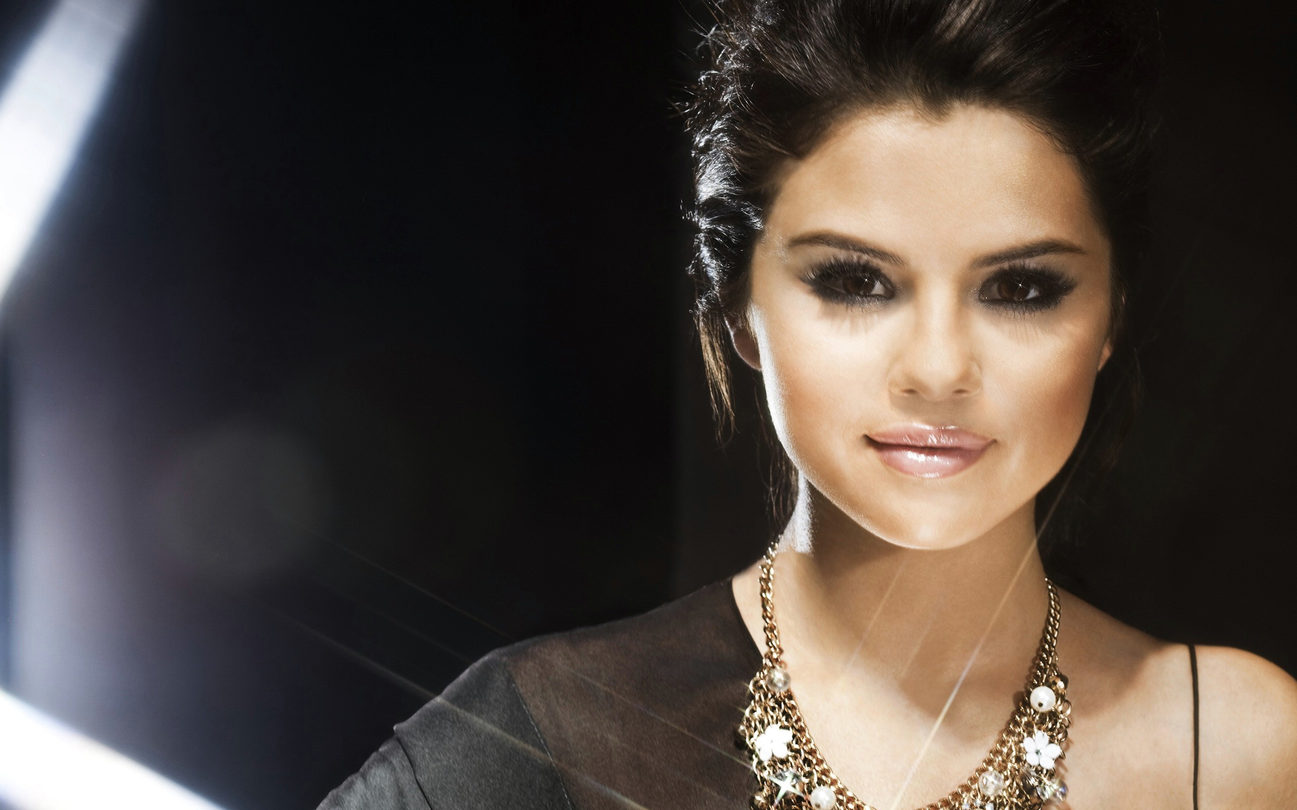 Popular Pop Singer Selena Gomez Wallpaper And Image