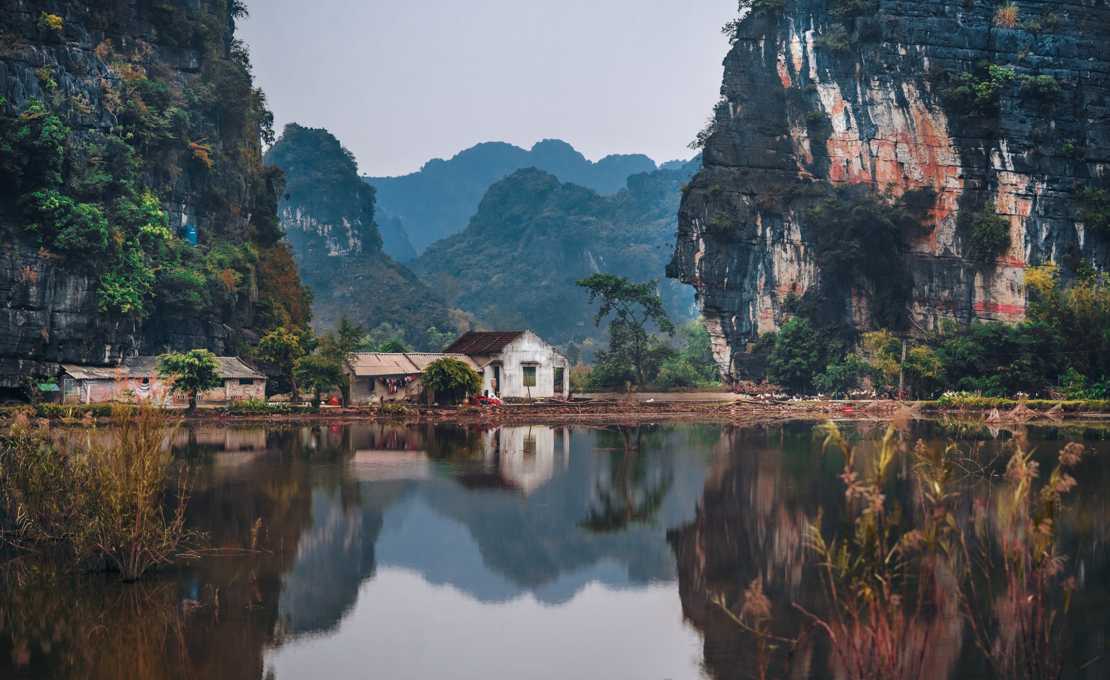 Wallpaper Id Mountains And A Chalet Reflecting In Lake