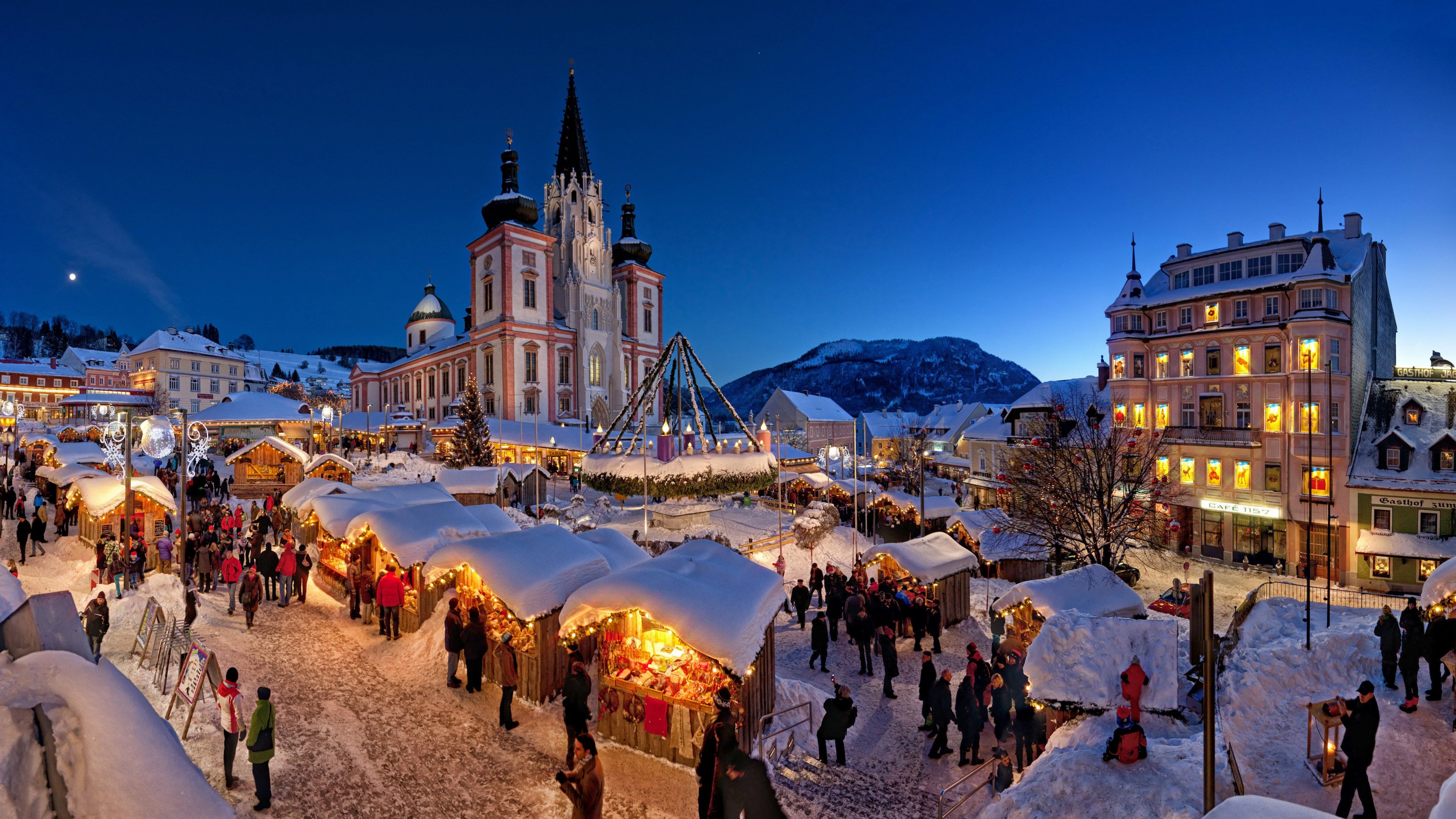 4k Ultra HD Christmas Market In Snowy City Square Wallpaper