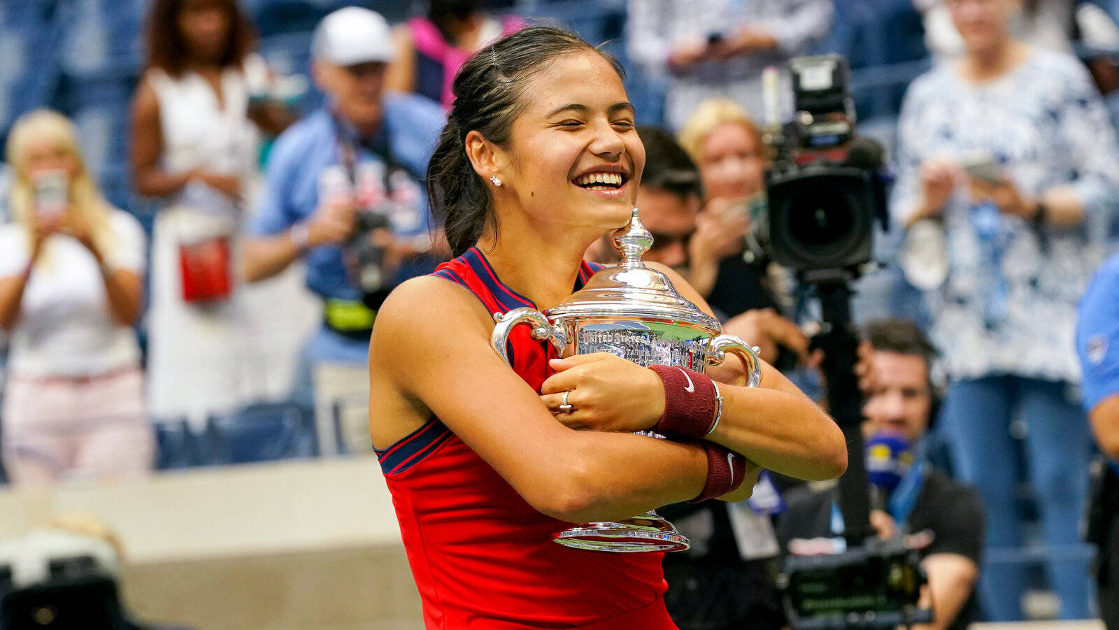 Emma Raducanu Us Open Champion Wallpaper