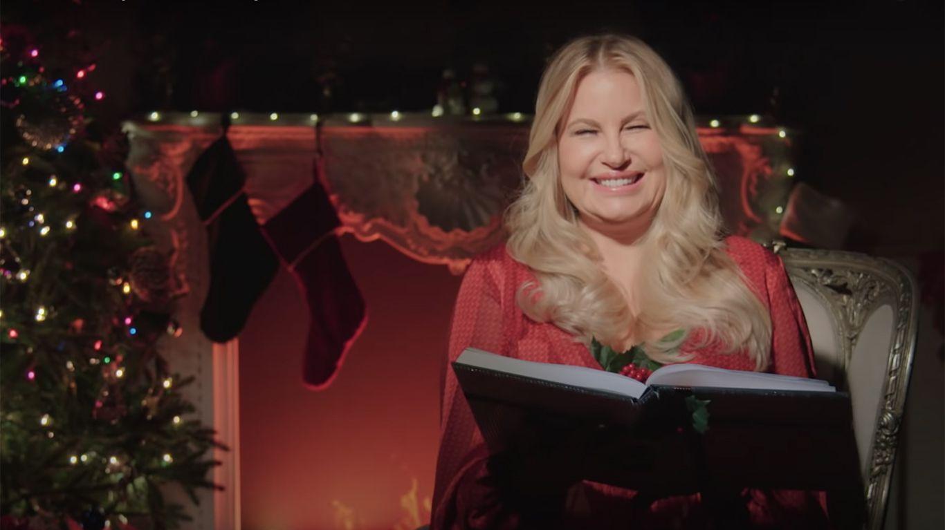 Jennifer Coolidge Reads The Night Before Christmas