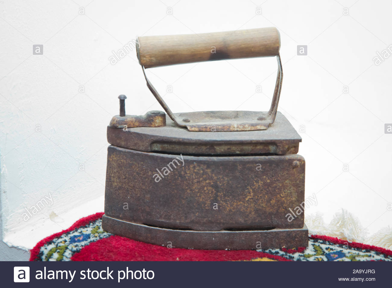 Free download old smoothing iron isolated on white background Antique