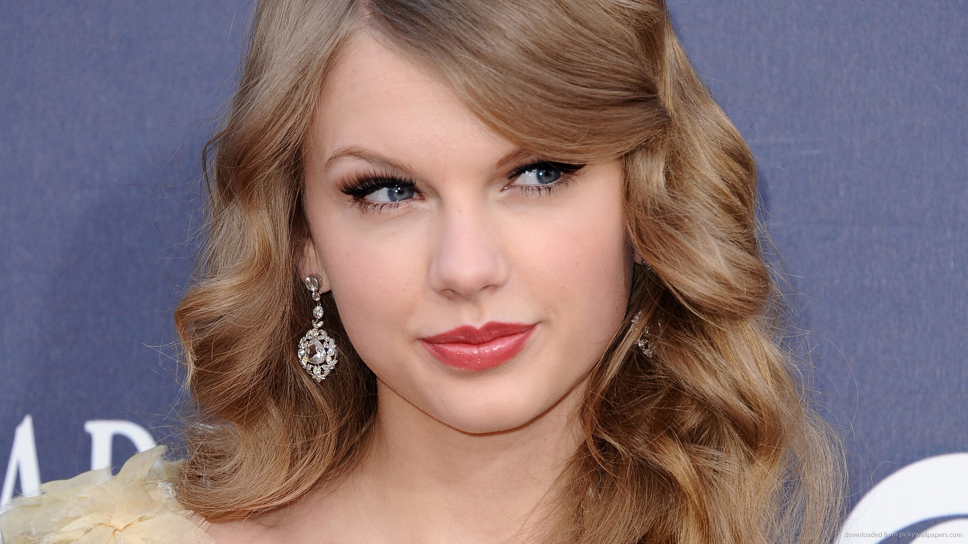 HD Taylor Swift Mature Look Wallpaper