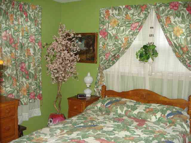 Ugly Flowery Tacky Matching Bedspread Window Drapes Curtains Bedroom