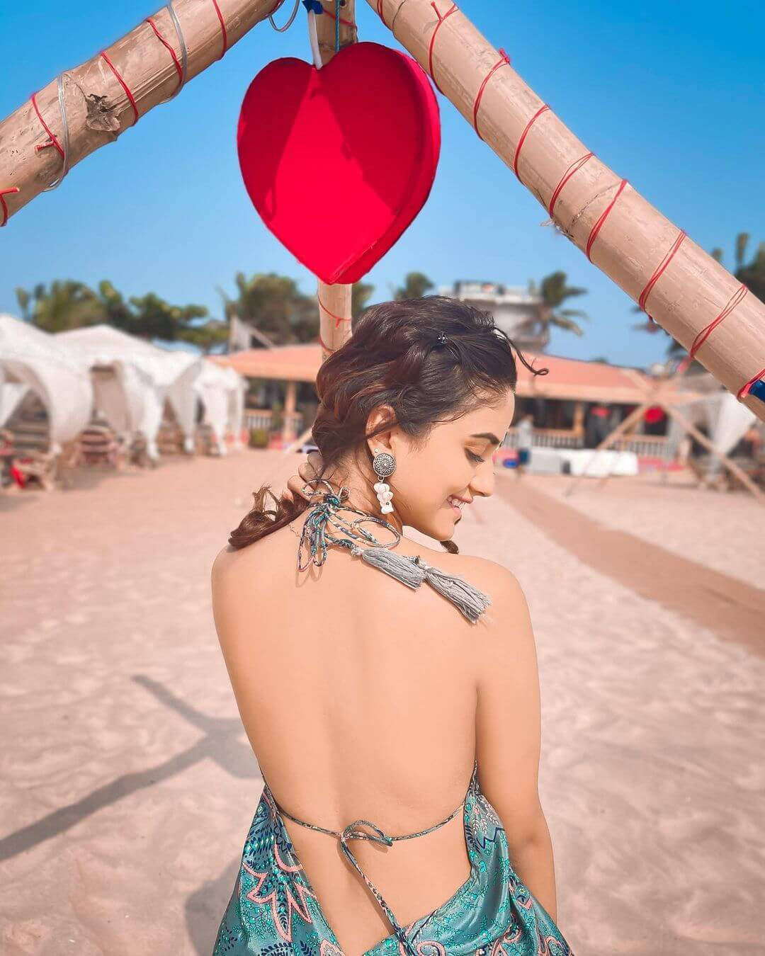 Nisha Guragain In Sand 7s9wc2dwysfrrcnr Wallpaper