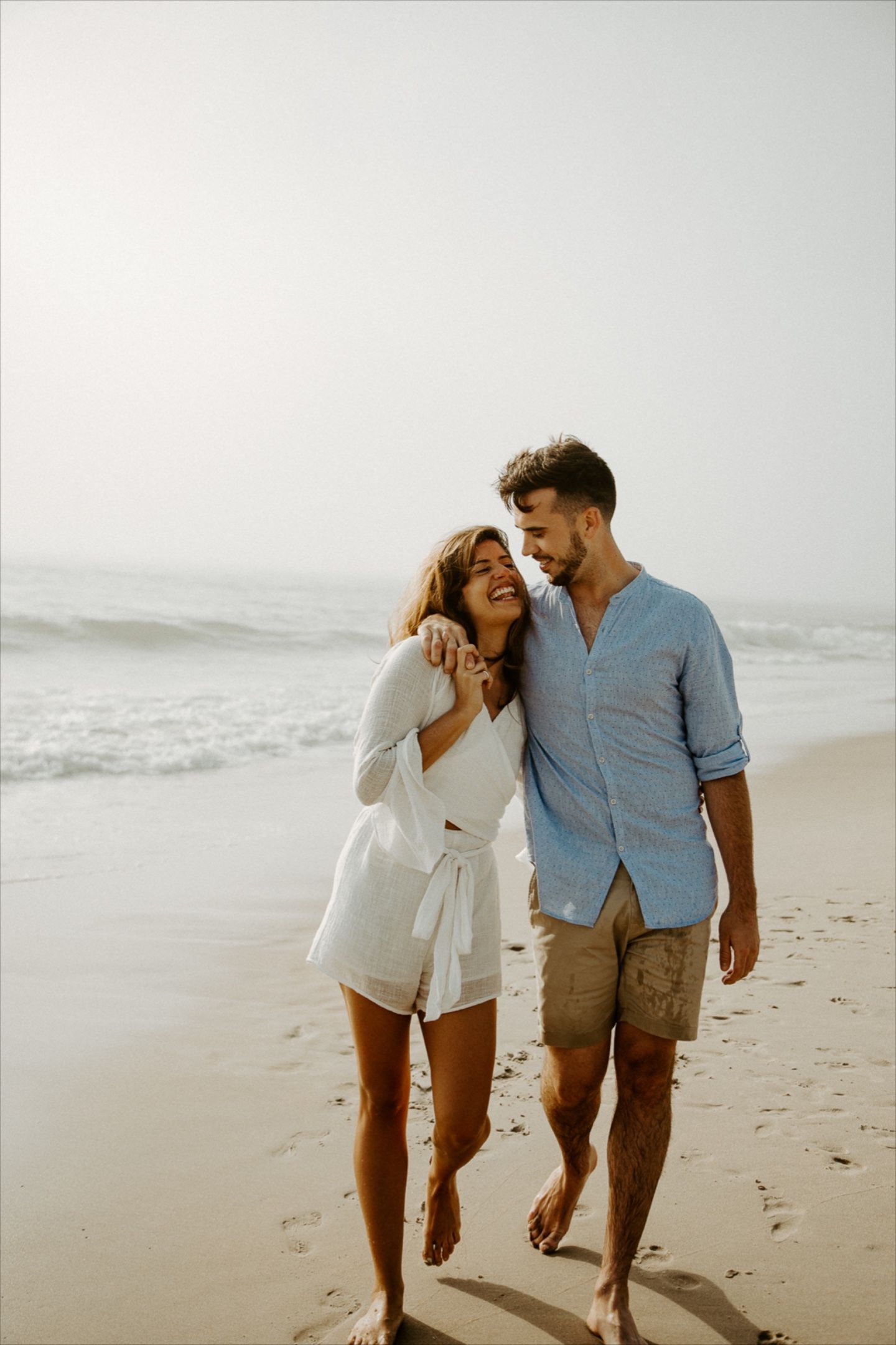 Beachy Couple S Photography Inspo Engagement Picture Beach Wallpaper