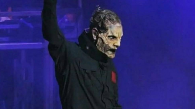 Slipknot S Corey Taylor Performs In A Neckbrace Suffers