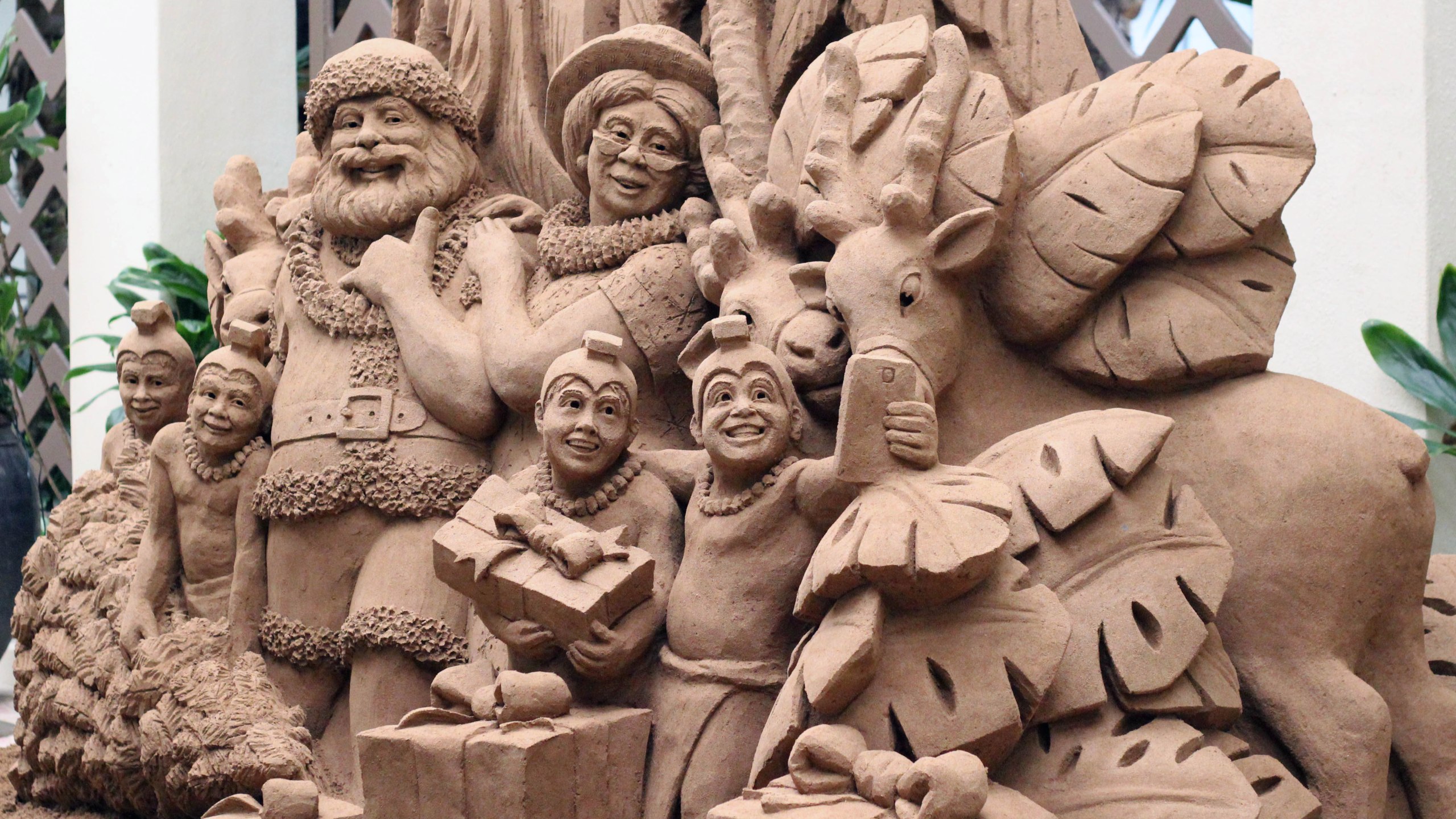 Sand Sculptures Bring Holiday Spirit To Sheraton Waikiki