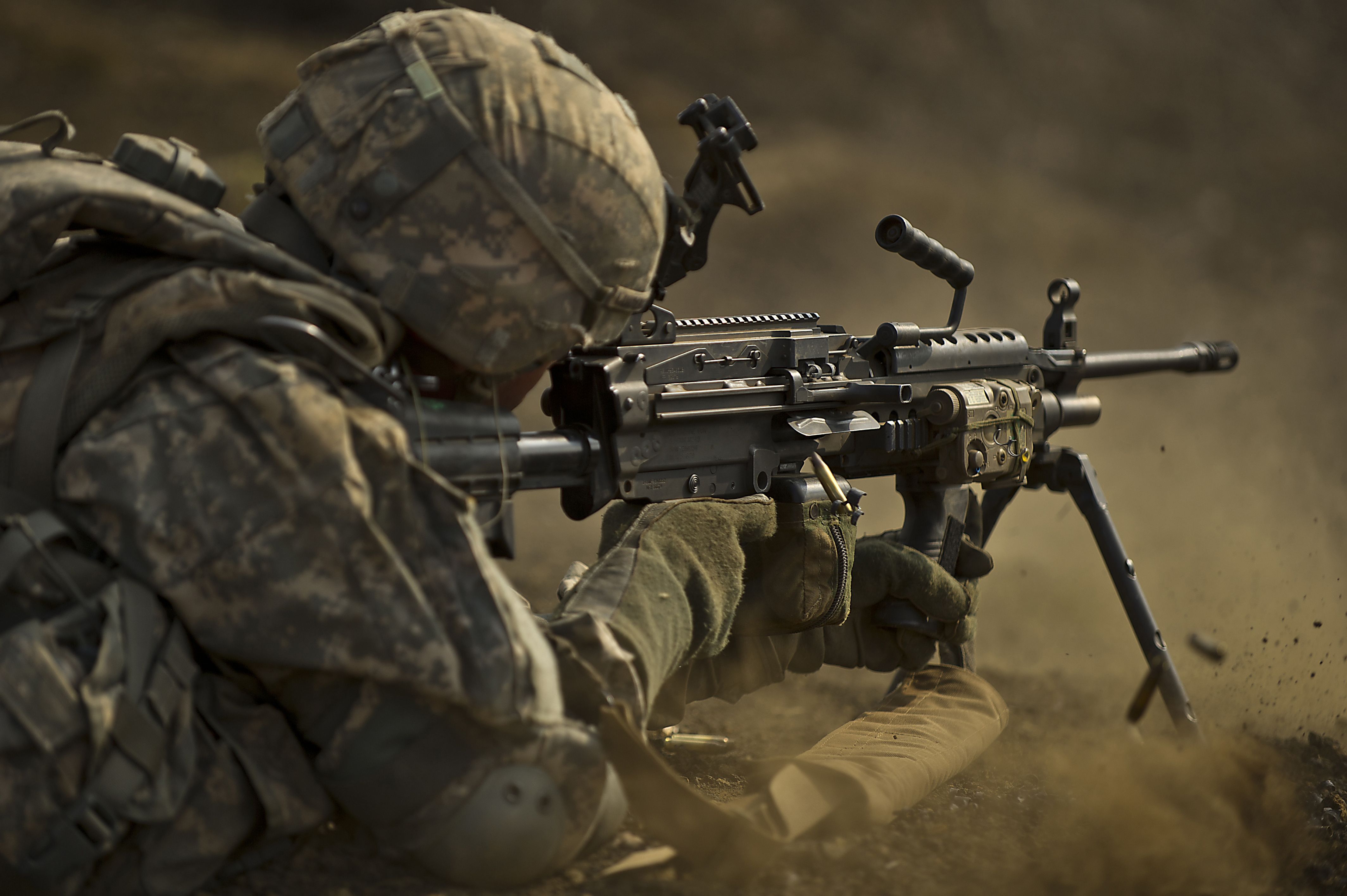 Soldier Soldat Feldeinsatz Kampf Firing Gun Rifle Fn Herstal M249