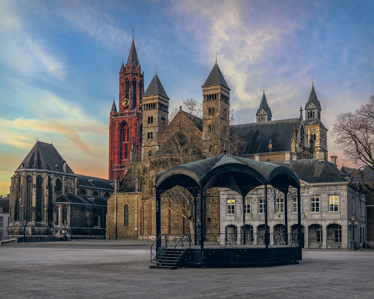 Photos Herlands Town Square Maastricht Cities Houses