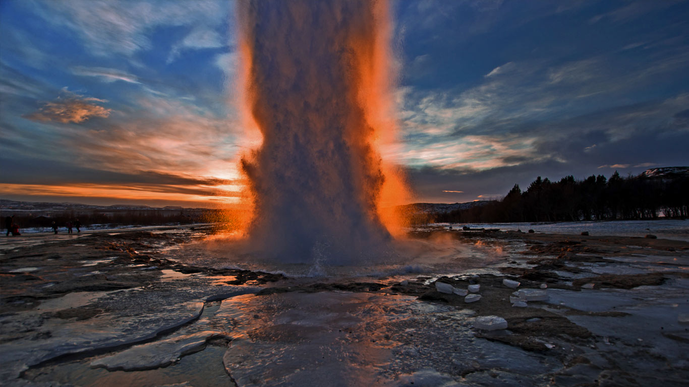 Strokkur Geyser Near The Hv T River In Iceland Bing Wallpaper