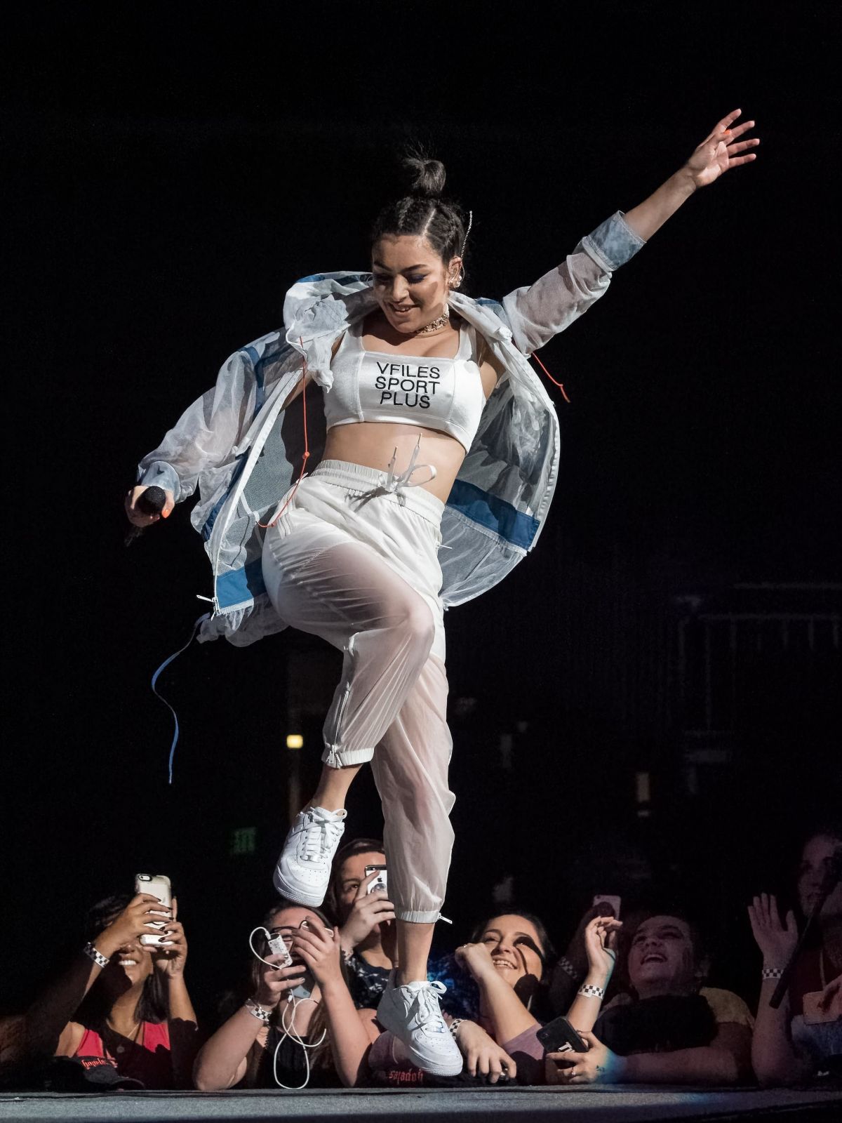 Charli Xcx Performs At A Concert In Orlando Wallpaper