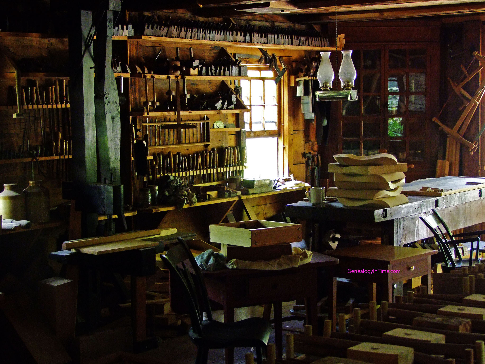 Với những công cụ cổ trong cửa hàng gỗ cũ, bạn như được mở ra một kho tàng của những kỷ vật đẹp và lịch sử. Hãy đến và khám phá những chi tiết thú vị trên những món đồ độc đáo này.