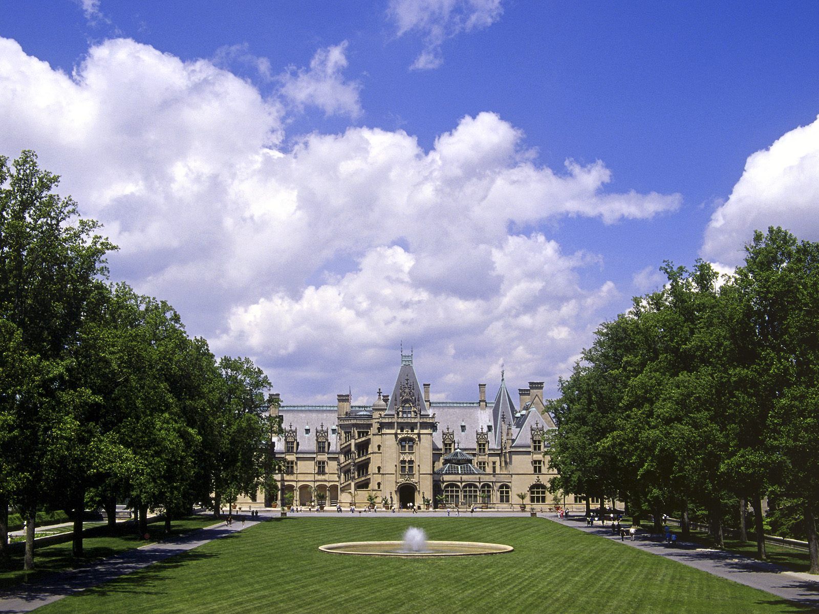 Biltmore House Is A Ch Teauesque Style Mansion Near Asheville North