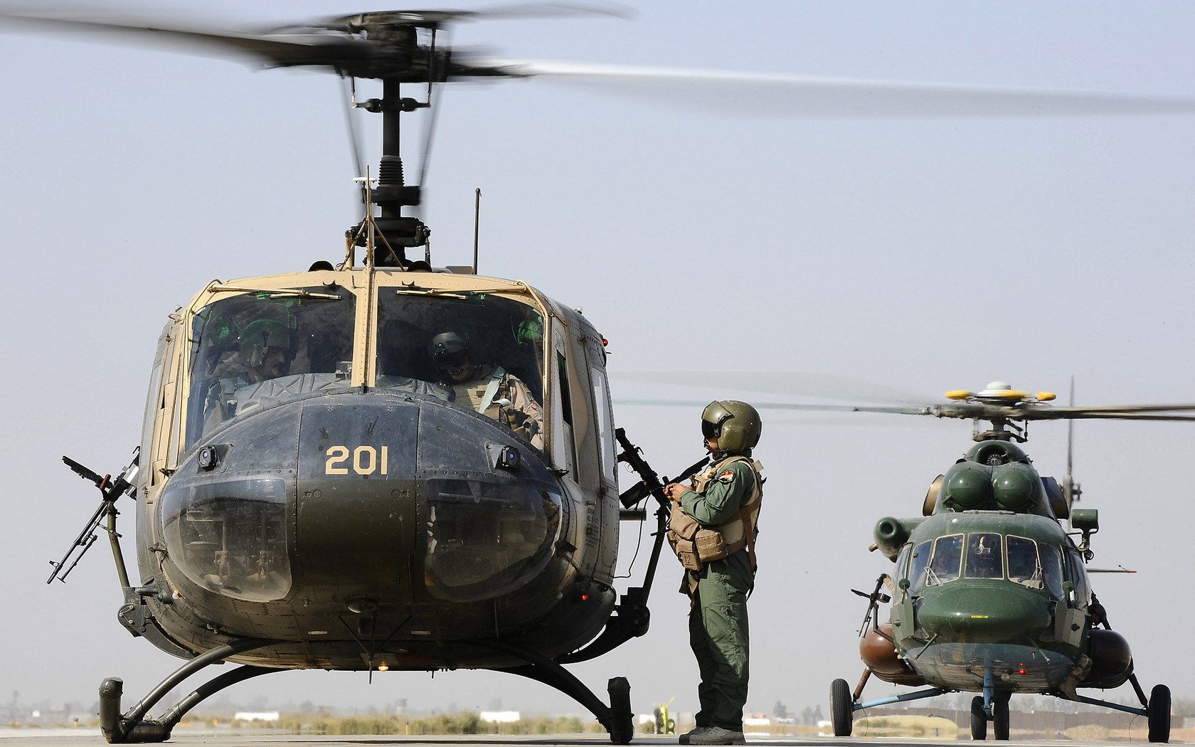 Huey One Iraqi Mi Hip Helicopter Wallpaper