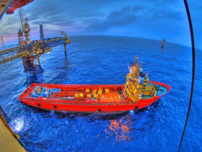 High Resolution Desktop Wallpaper Of Tug Image North Sea Oil Rig