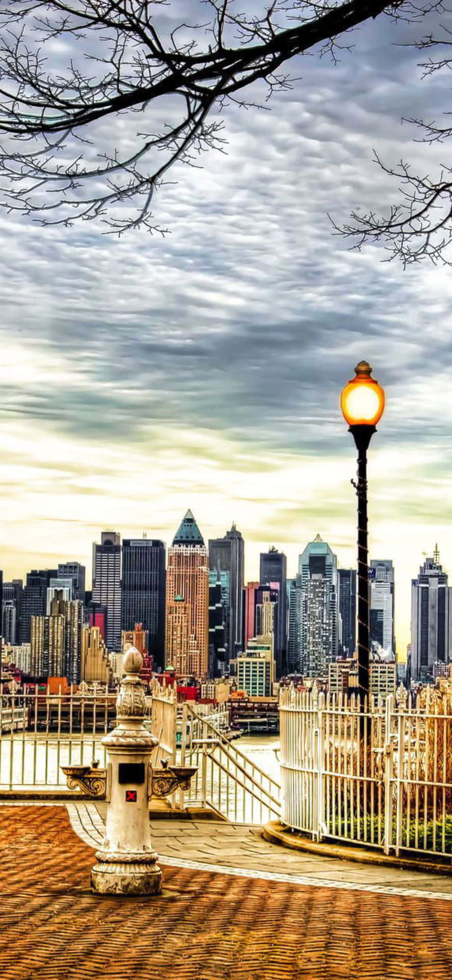 Enjoying The City Life In New York With An iPhone X Wallpaper