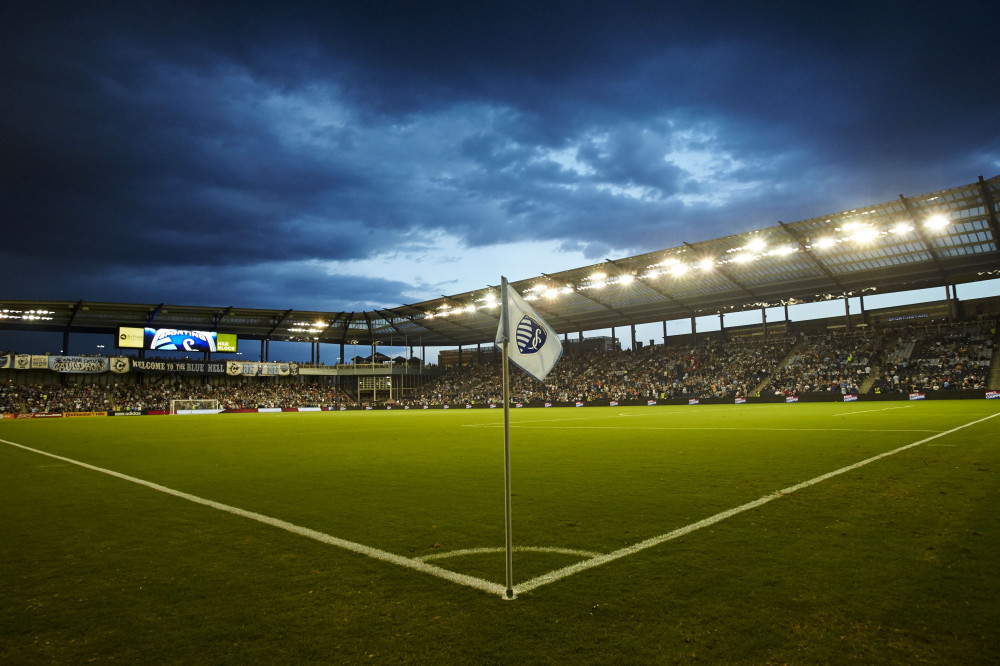 Two stunning photos of an MLS game interrupted by a thunderstorm For