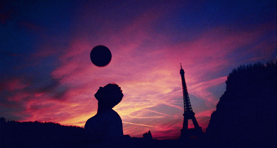 Bing Images   Football Eiffel Tower   Jeune homme jouant au football