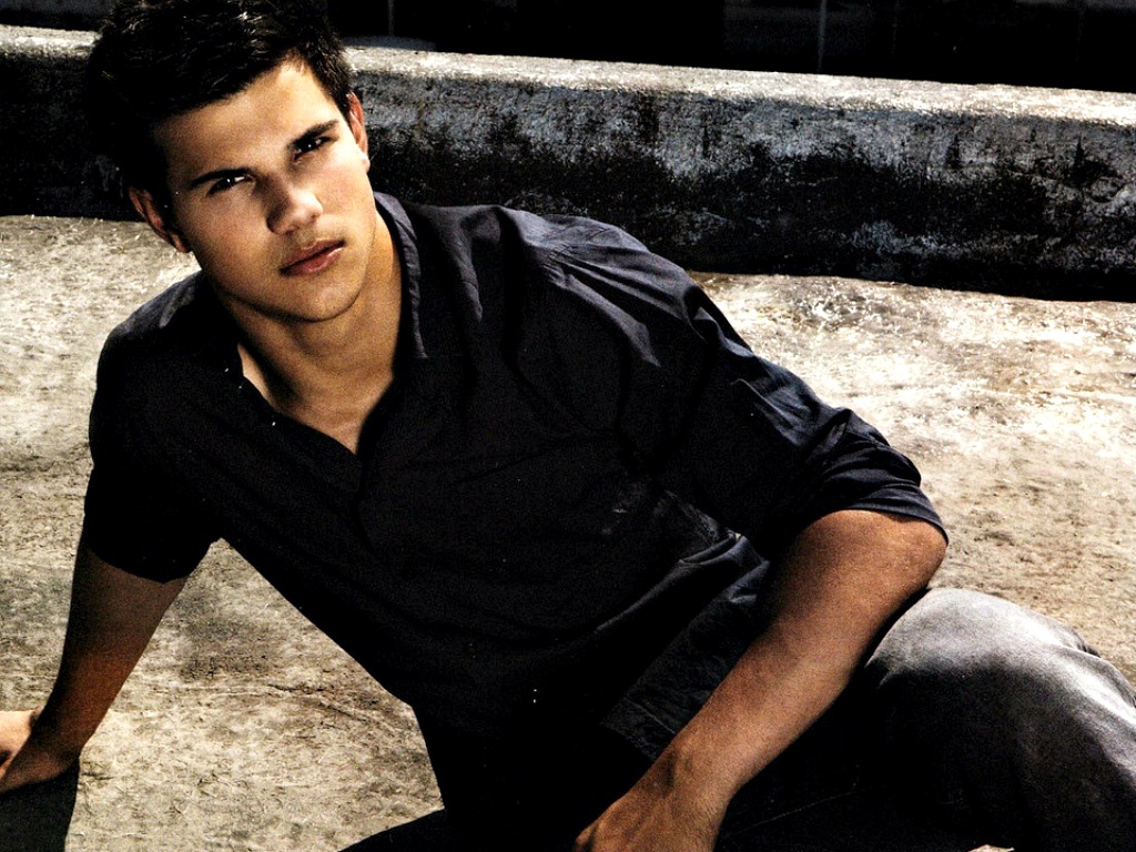 Taylor Lautner HD Wallpaper Sitting On Floor