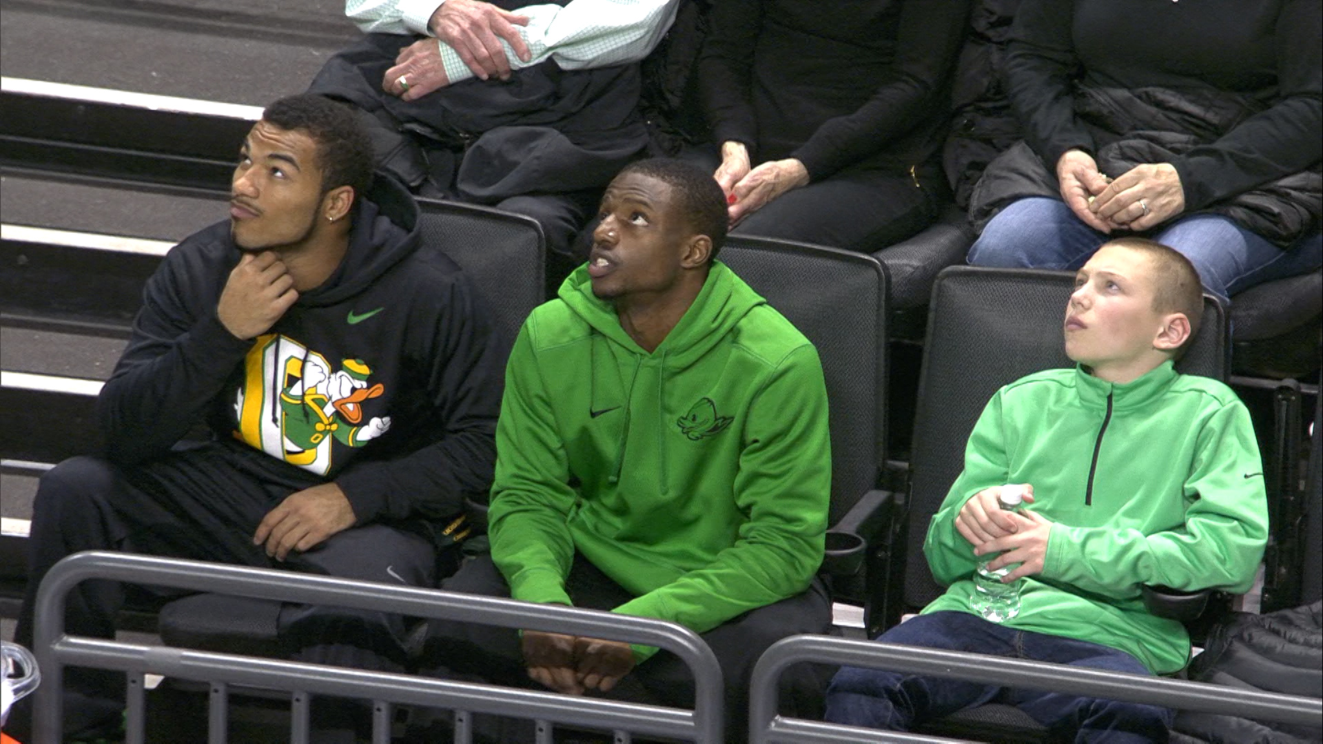 Ducks Football Players And Charlie Pap Watch Oregon Men S