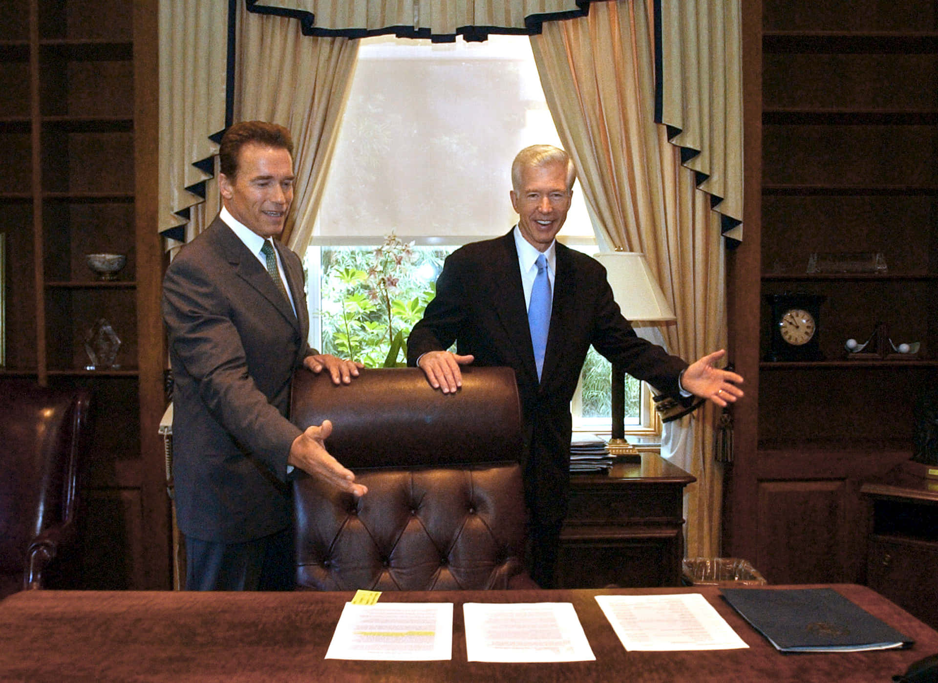 Caption Former California Governor Gray Davis With Arnold Schwarzenegger Leuzpia0e6nd5jgw Wallpaper