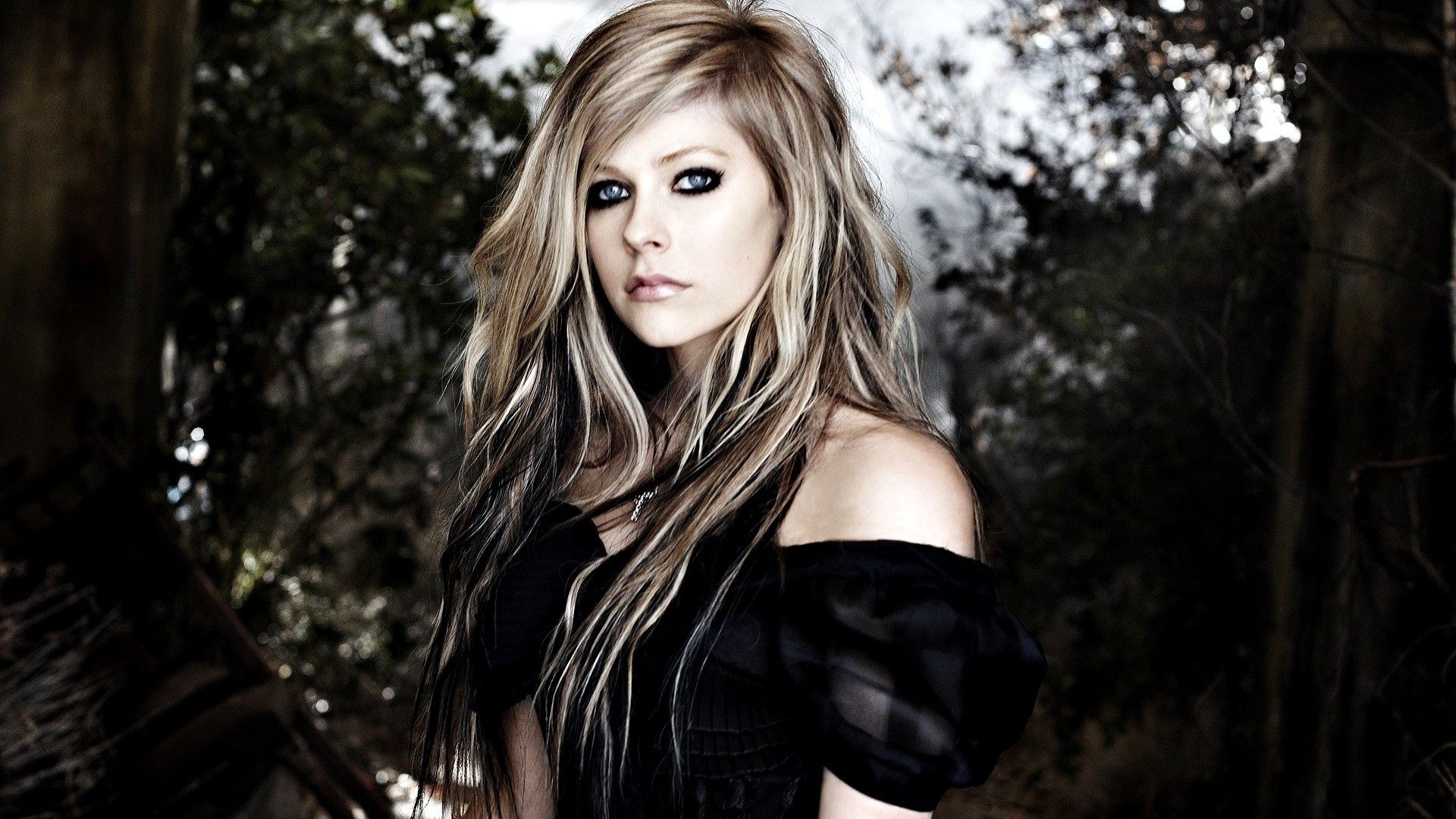 Wallpaper Avril Lavigne Dress Forest Make Up