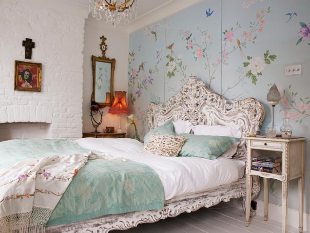 Romantic Bedroom With Birds Wallpaper