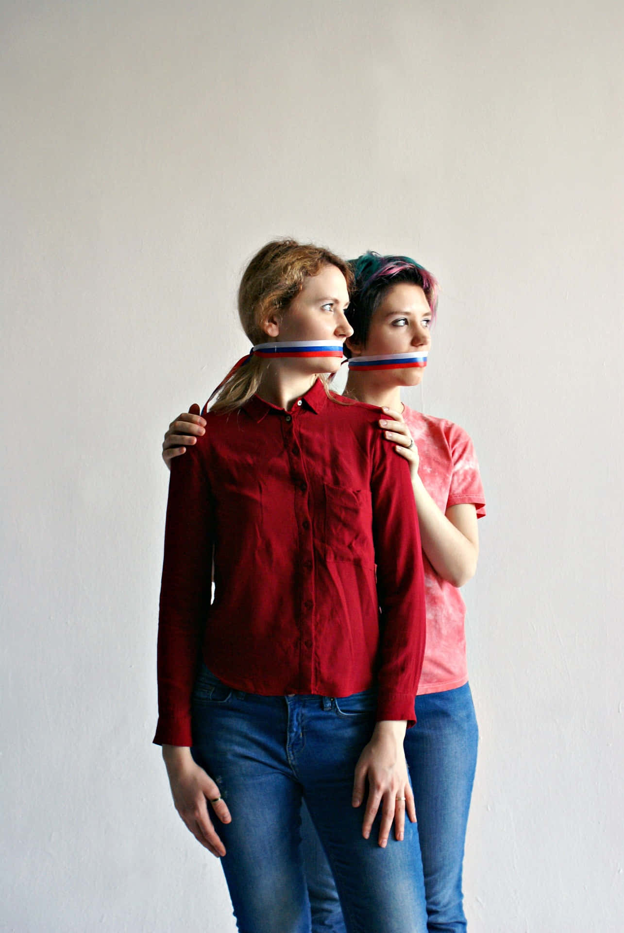 Covered Mouth Of Mujeres Lesbianas Wallpaper