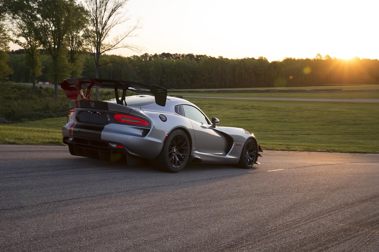 The Street Legal Track Ready Dodge Srt Viper Acr Bares Its Fangs
