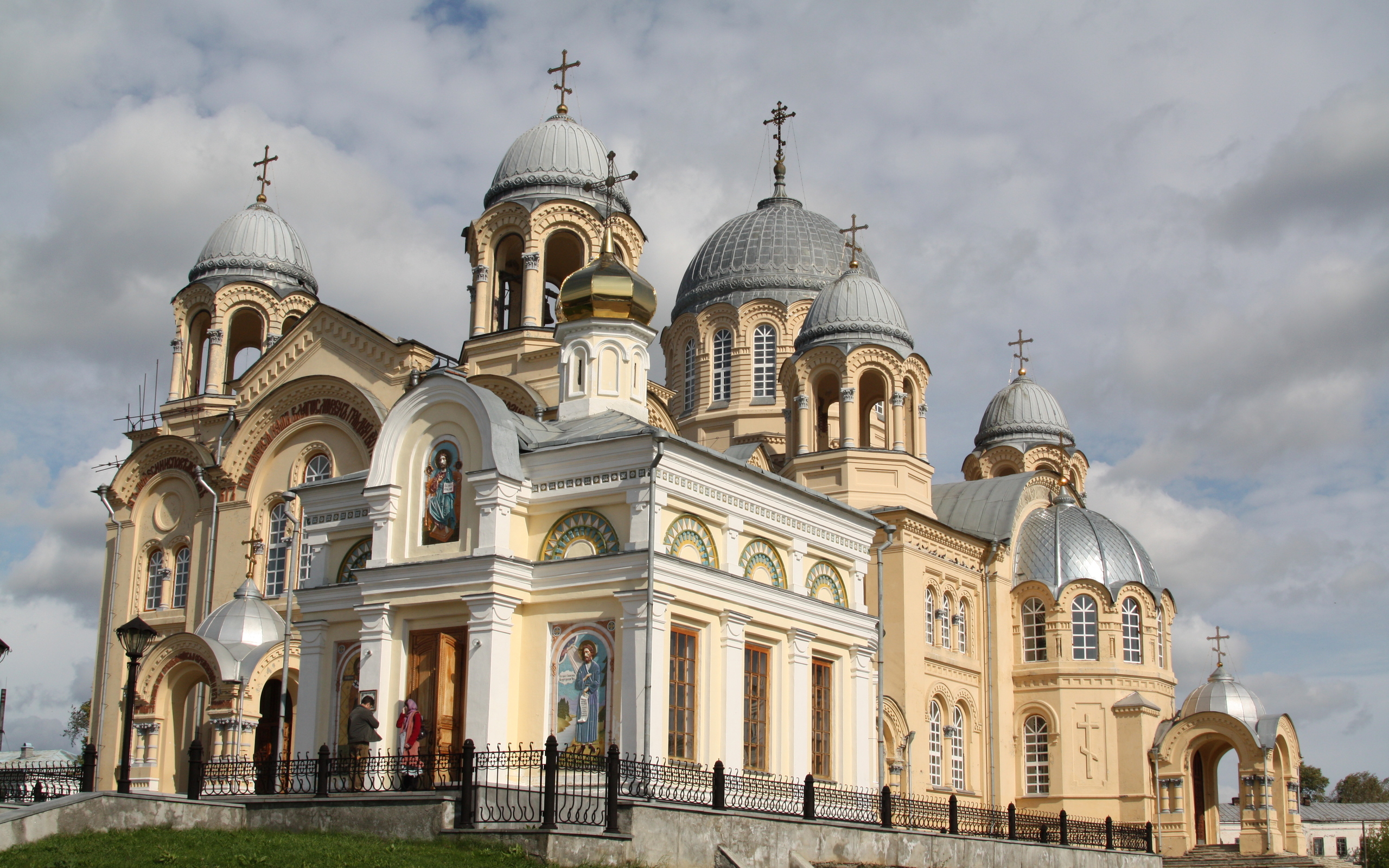 Majestic Church Wallpaper