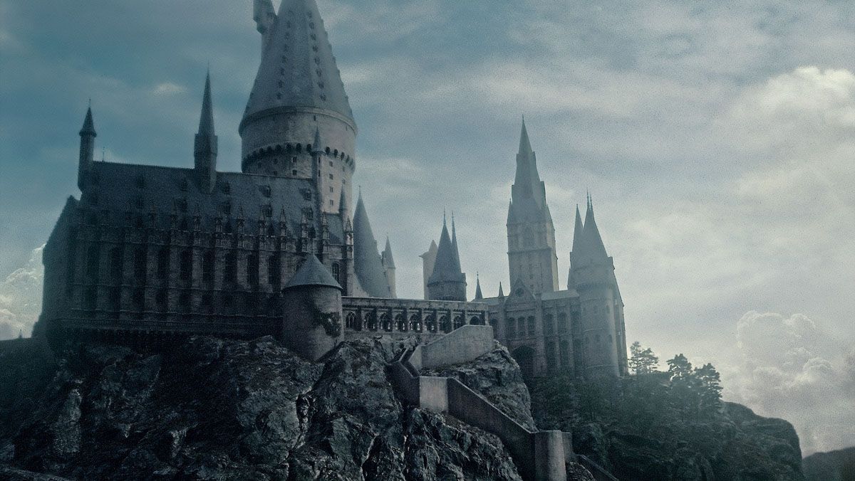 Qua bộ sưu tập hình nền Desktop Hogwarts Harry Potter này, bạn có thể áp dụng phong cách trang trí nhà Hogwarts đầy tính liên kết vào máy tính của mình. Trải nghiệm vẻ đẹp của thuật phép và sự ấm áp của học viện phù thủy này qua bộ sưu tập hình ảnh tuyệt đẹp này.