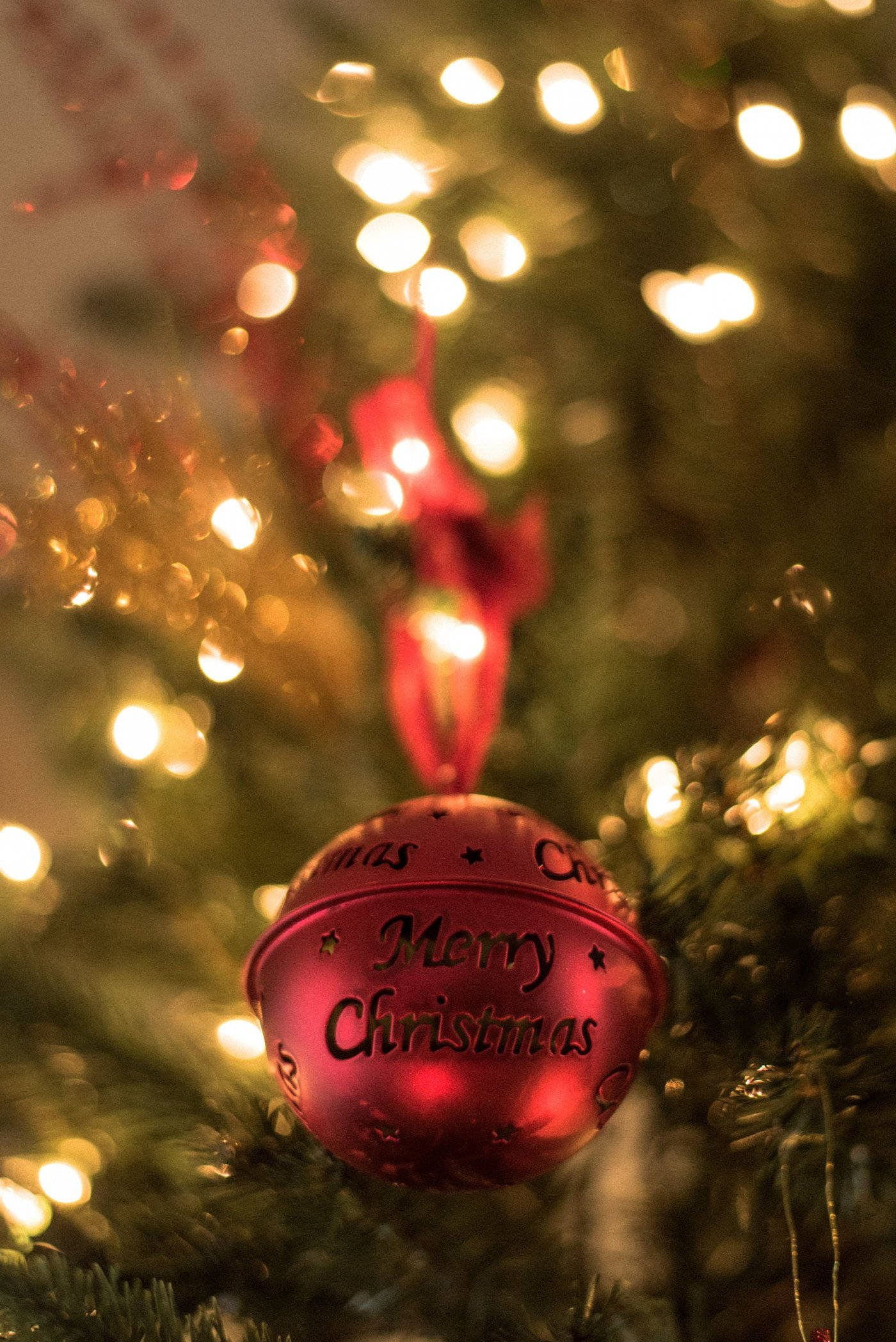 Enjoy The Aesthetic Beauty Of Twinkling Holiday Lights Wallpaper