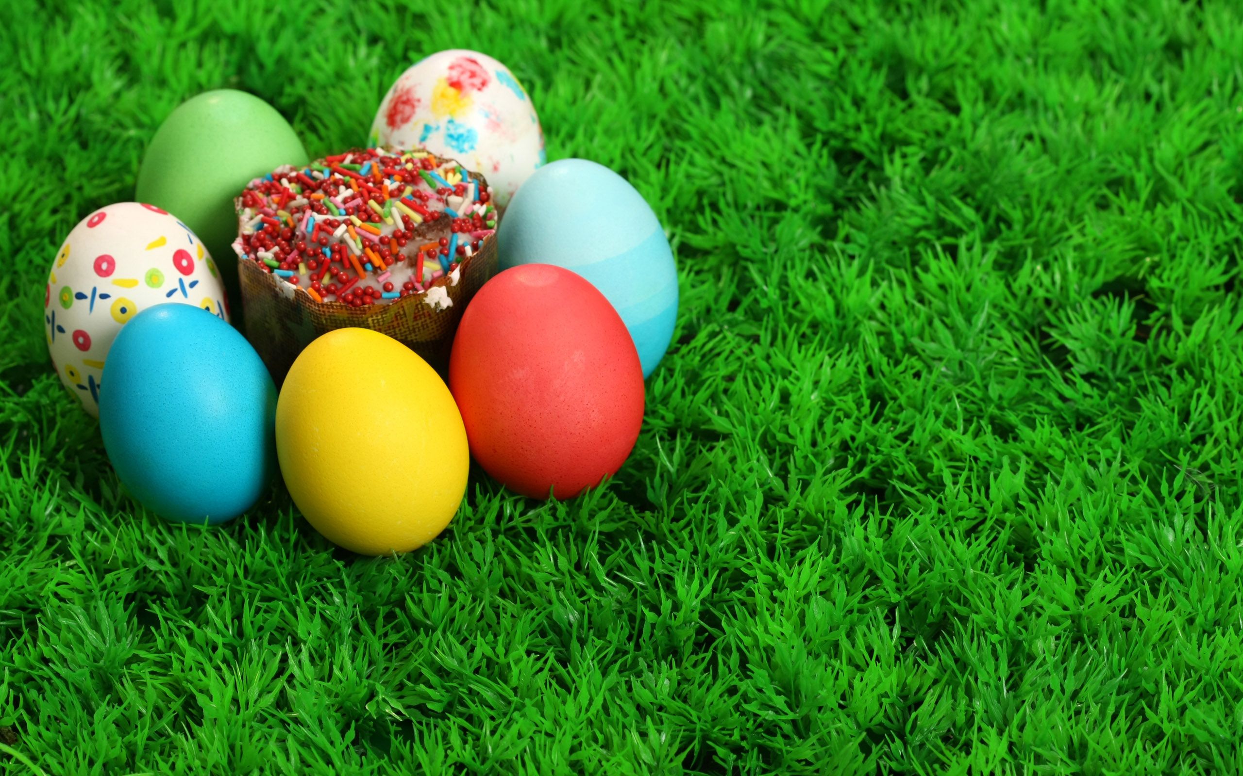 Miscellaneous Holidays Easter And Eggs On The Grass Picture