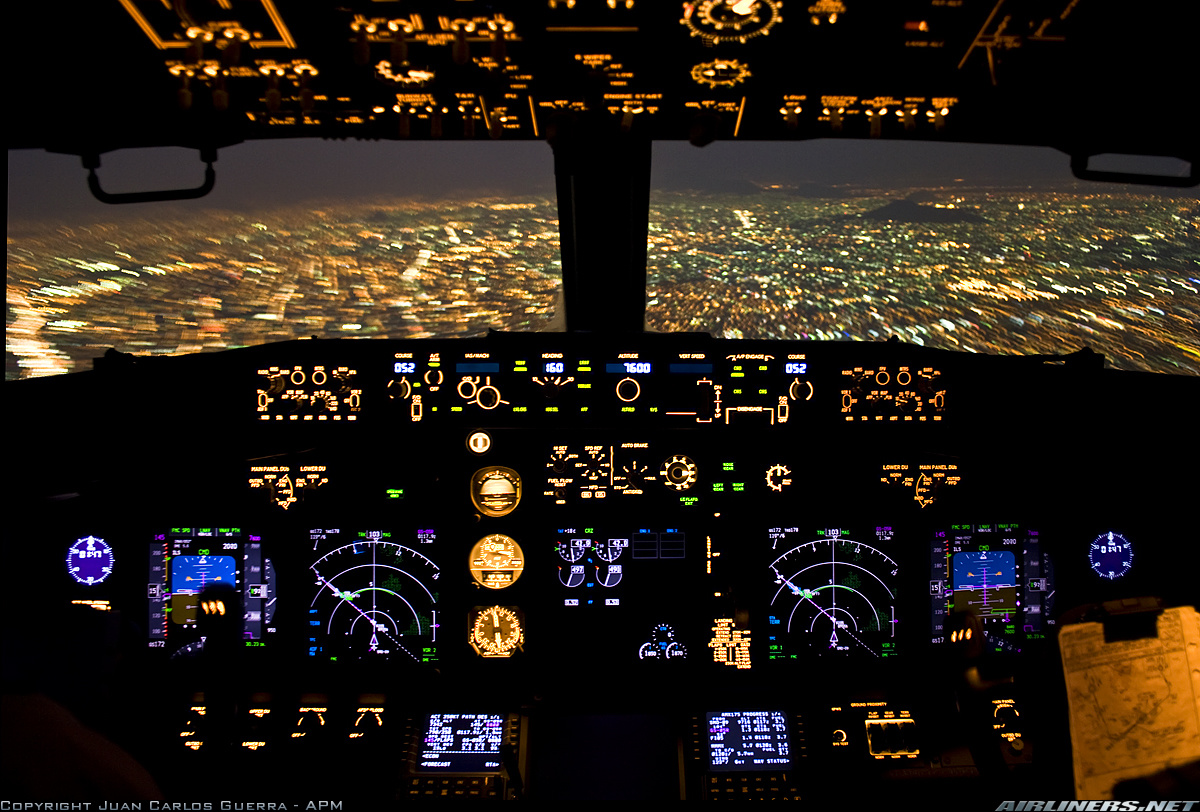boeing 777 cockpit crew