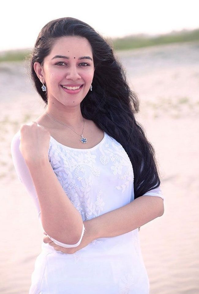 Mirnalini Ravi HD Pics Photogallery